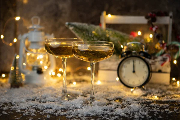 Photo Two Champagne Glasses Table Snow Blurred Background Christmas Tree — Stock Photo, Image