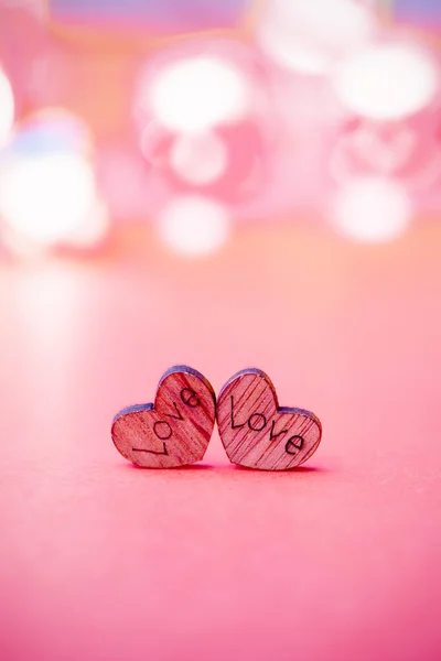 Dois Corações Madeira Fundo Rosa Com Luzes Azuis Conceito Amor — Fotografia de Stock