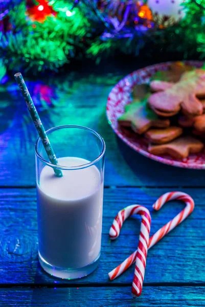 Зображення Синього Столу Різдвяним Печивом Склянкою Молока Карамельними Паличками Ялиновими — стокове фото
