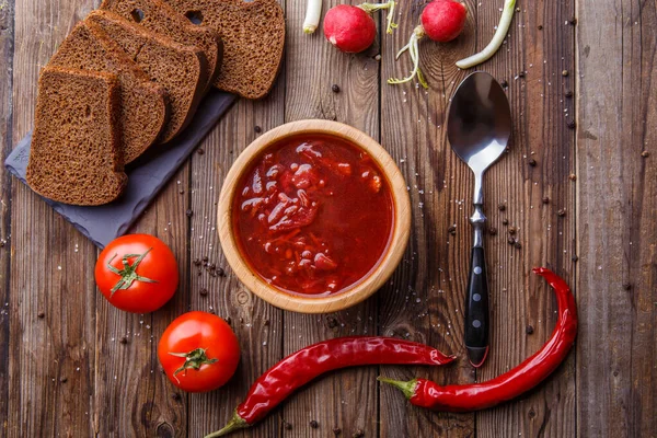 Sopa Remolacha Plato Madera Con Verduras Mesa Madera Borch Comida — Foto de Stock