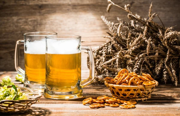 Zwei Becher Schaumbier Stehen Auf Holztisch Mit Brezeln Weizen Und — Stockfoto