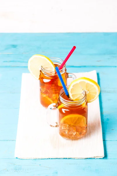 Chá Gelado Frasco Vidro Com Limão Fundo Madeira Azul — Fotografia de Stock