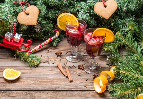 Two Glasses Hot Mulled Wine Oranges Apples Spices Christmas Background — Stock Photo, Image