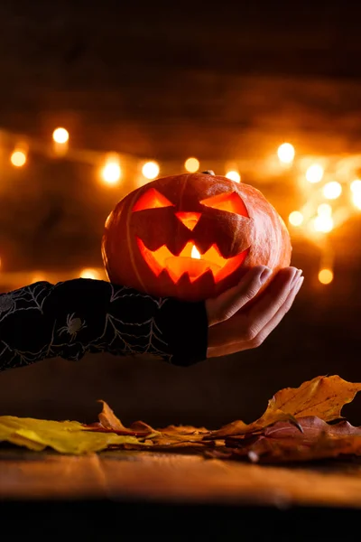 Zdjęcie Tła Halloween Dyni Czarownicy Strony Drewnianym Stole Przed Grunge — Zdjęcie stockowe