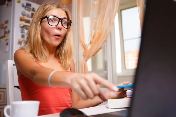 Junge Frau Sitzt Hause Computer Mit Starker Überraschung Gesicht — Stockfoto