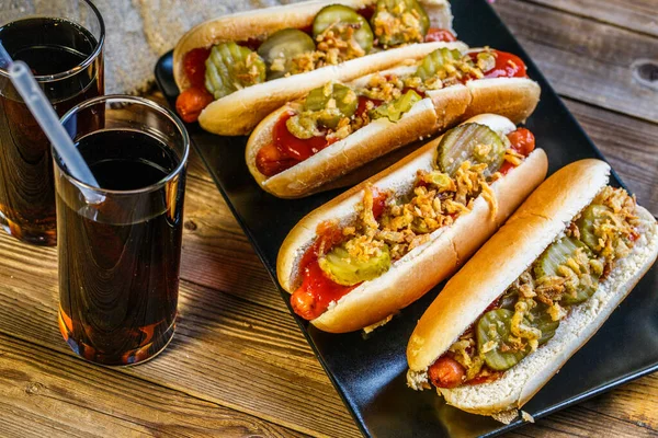 Amerikai Hot Dog Uborkával Hagymával Ketchuppal Mustárral Két Szódával Alapon — Stock Fotó