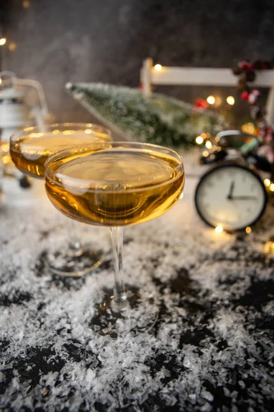 Image Deux Verres Vin Sur Table Avec Neige Sur Fond — Photo