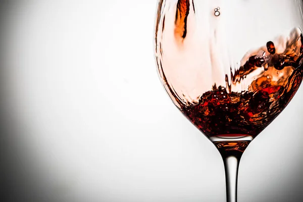 透明ガラスの上に白灰色の背景と赤ワイン — ストック写真