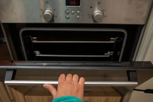 Foto Horno Mano Humana Apartamento — Foto de Stock