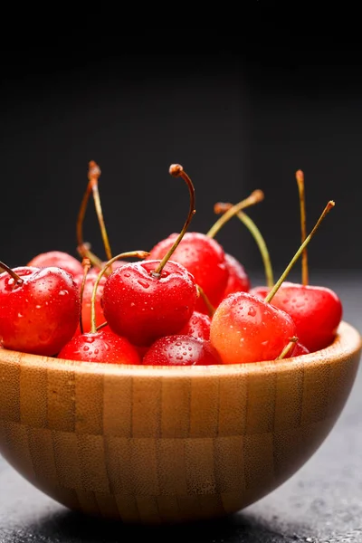 Photo Sweet Cherry Wooden Cup Gray Table — Stock Photo, Image