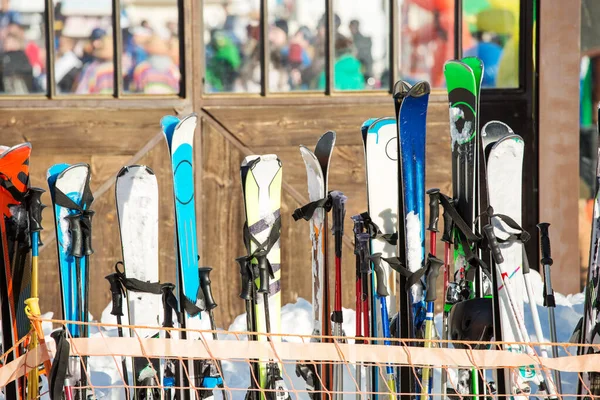 Foto Esquis Multicoloridos Neve Resort Inverno Tarde — Fotografia de Stock