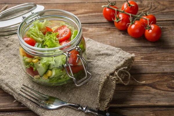 Plantaardige Salade Houten Tafel Met Servet Vork — Stockfoto