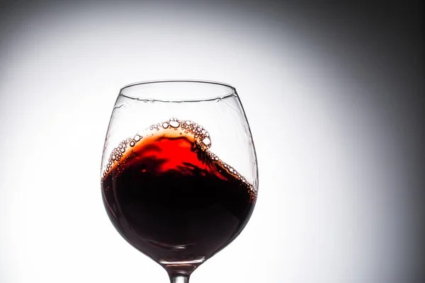 Flusso Vino Che Riversa Bicchiere Primo Piano Spruzzata Vino — Foto Stock