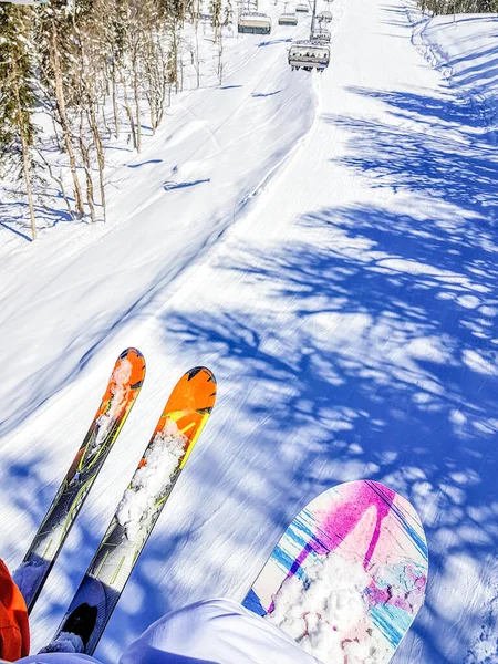 Foto Cima Esquis Snowboard Pista Nevada Com Funicular — Fotografia de Stock