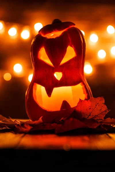 Imagem Abóbora Halloween Cortada Forma Rosto Fundo Com Luzes Amarelas — Fotografia de Stock