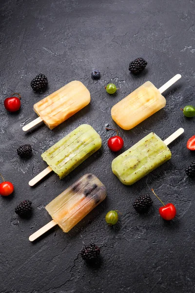 Foto Helado Palo Mora Cereza Grosella Sobre Fondo Negro — Foto de Stock