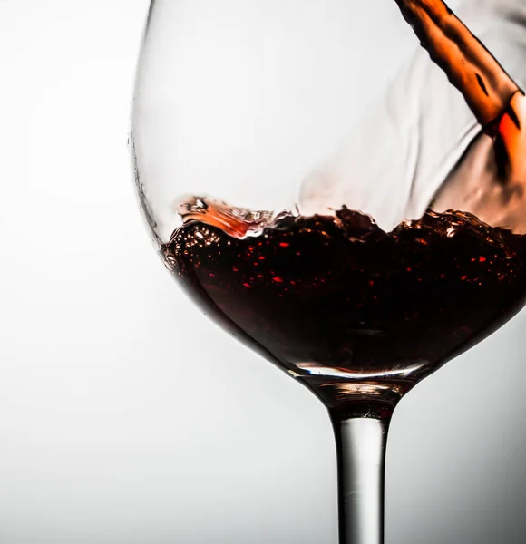 Glas Dunne Stengel Blanco Achtergrond Met Rode Wijn — Stockfoto