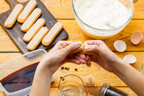 Фото Приготовления Тирамису Человеческие Руки Печеньем Савойарди Кофе Чашки Сыр — стоковое фото