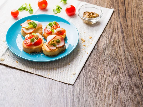 Traditional Italian Antipasti Bruschetta Tomato Cheese Bacon — Stock Photo, Image