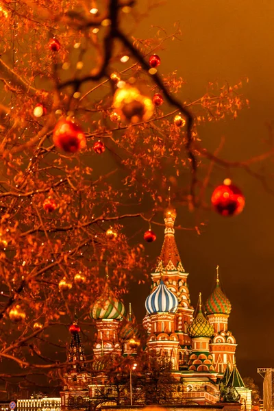 Imagen Árbol Con Bolas Doradas Rojas Sobre Fondo Catedral Por —  Fotos de Stock