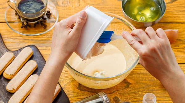 Foto Tiramis Cozinha Mãos Humanas Com Espátula Biscoitos Queijo Mesa — Fotografia de Stock