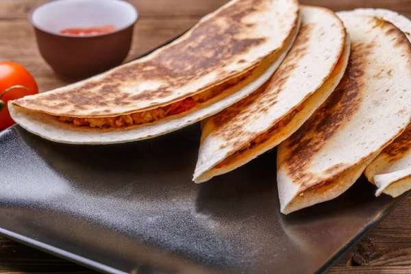 Zdjęcie Quesadilli Mięsem Drewnianym Stole — Zdjęcie stockowe