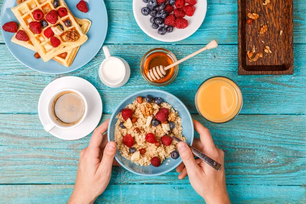 Frukostbord Med Våfflor Havregryn Spannmål Kaffe Juice Och Färska Bär — Stockfoto