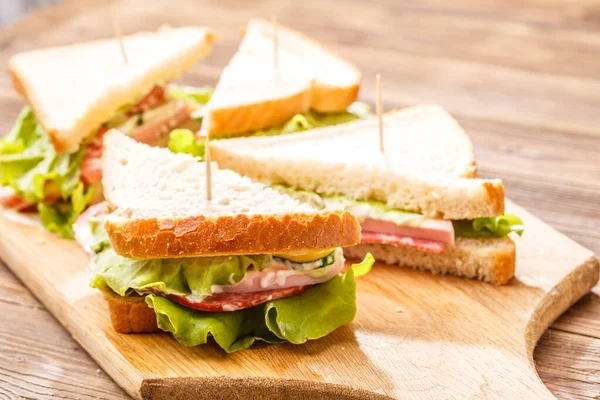 Photos Sandwichs Aux Légumes Saucisses Sur Table Bois — Photo