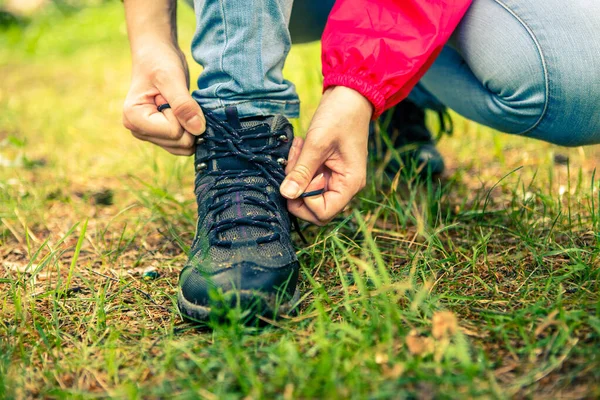 Bilde Kvinne Som Knytter Skolisser Til Sko Skogen Dagen – stockfoto