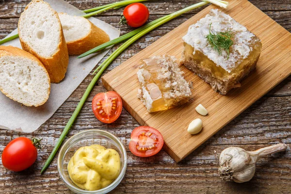 桌上放有芥末 西红柿和大蒜的自制果冻肉 Holodets 俄罗斯传统食品 — 图库照片