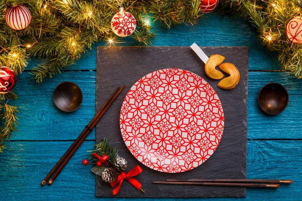 Foto Ramas Año Nuevo Abeto Pizarra Negra Palos Sushi Galletas — Foto de Stock