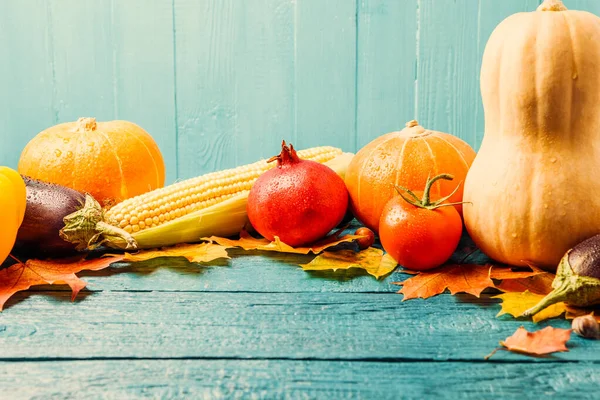 Foto Tonificada Calabaza Tomate Granada Hojas Otoño Sobre Fondo Madera —  Fotos de Stock