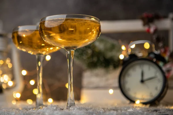 Foto Van Twee Wijnglazen Tafel Met Sneeuw Wazige Achtergrond Met — Stockfoto