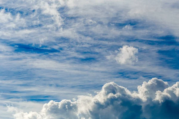 Blå Himmel Med Moln Närbild Naturlig Bakgrund — Stockfoto