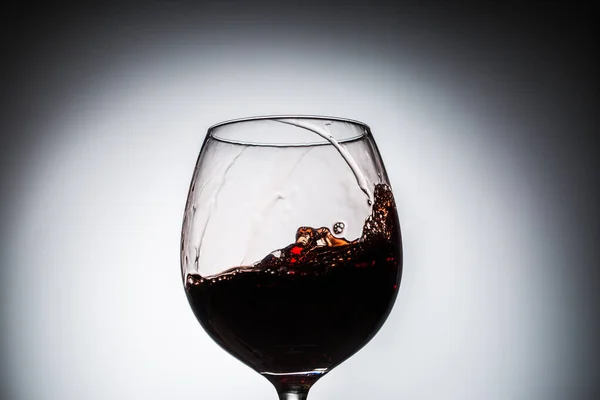 Strömmen Vin Hälls Ett Glas Närbild Stänk Vin — Stockfoto