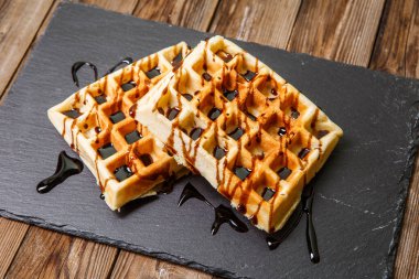 Viyana Waffle fotoğrafçılığı Tahta masada çikolatayla sulanır