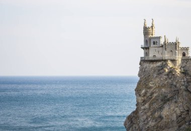 Karadeniz üzerindeki kayanın üzerindeki dekoratif Neo-Gotik şato 