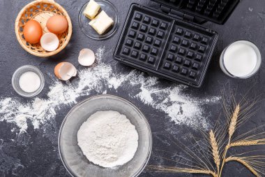 Viyana waffleları, waffle ızgarası, siyah ve boş tabloların üstünde resimler.