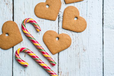 Noel geçmişleri. Tahta arka planda Noel dekoru, kurabiye ve bastonla. Yukarıdan görüntüle