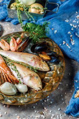 Tabaktaki deniz ürünleri resmi, yukarıdaki resim.