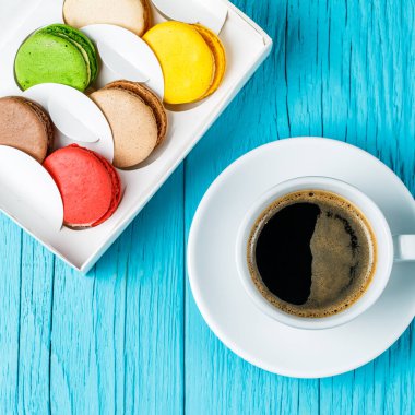 Masanın üzerinde kahve olan çok renkli bir pasta.