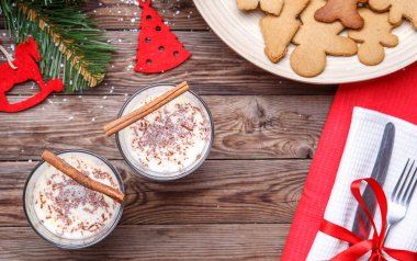 Nog ile yeni yıl, masada çatal bıçaklı kurabiyeler, ağaç dalları