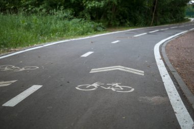 Yaz günü ağaçlar arasında bisiklet yolu fotoğrafı