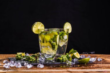 Ahşap masada mojito ile cam fotoğrafçılık.