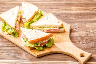 Görüntü sebze ve ahşap masa üzerinde sosis ekmek