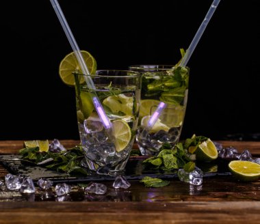 Kaşıklı iki bardak mojito.