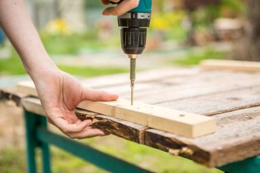 Elektirikli tornavidayla çalışan adam. Diy kavramı.