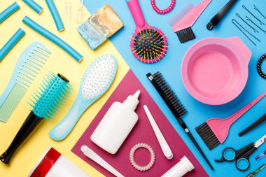 Parlak arka planda kuaför, tarak ve makas aksesuarları.