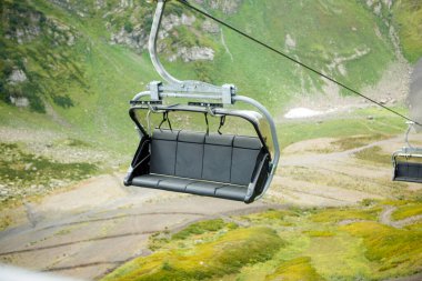 Öğleden sonra dağ yamacında füniküler görüntü