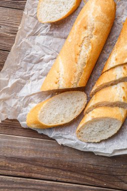 Ağda kağıdında taze baget bulunan ahşap masa.